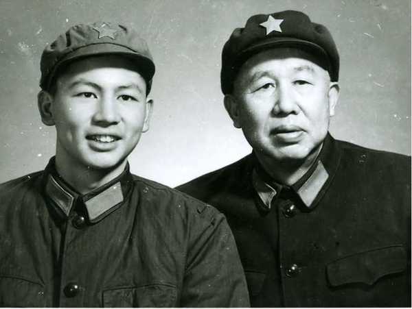 范晓光（左）和父亲王平上将的合影