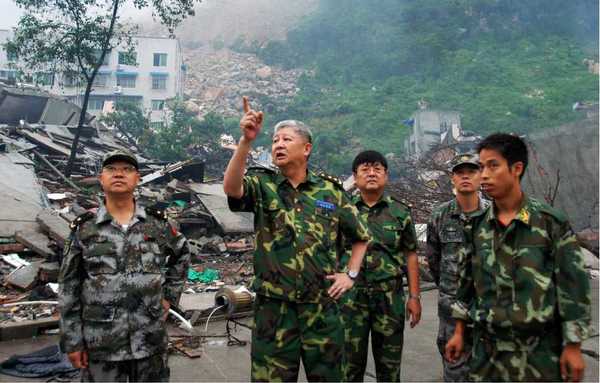 范晓光（中）在汶川指挥抗震救灾