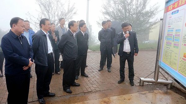 10月8日，刘晓峰率调研组在昆明市东川区乌龙镇大水井村调研，龚建明参加调研