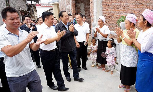 10月12日，刘晓峰与芒克村傣族同胞在一起