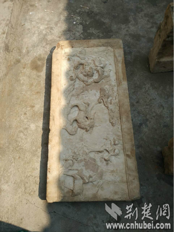 雕花石栏板。通讯员 卢雯 摄