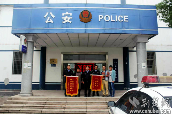 　　从左至右依次为陈贵派出所教导员李德林，陈贵镇南山村村支书方细娇，陈贵所刑事中队长柯亮，副所长曹高华，小吴及其好友 通讯员 卢雯 摄