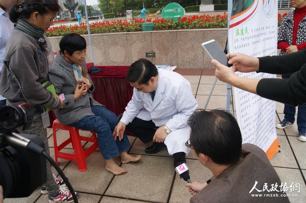 温建民现场为芜湖市民义诊