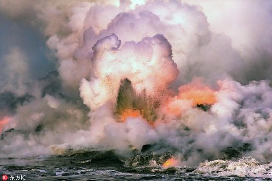 岩浆与银河完美同框 摄影师镜头捕捉