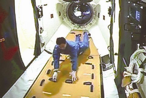 景海鹏打开天宫二号舱门2