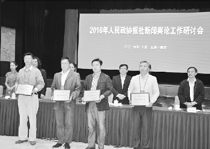 向获奖单位颁奖  　本报记者　邢文广　摄