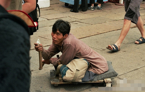 记者在一名会说华语的餐馆员工协助下，采访了两名行乞者。其中，33岁的行乞者秀元(音译)说，他出生时四肢健全，但年幼时遭拐骗，犯罪团伙将他弄残并囚禁多年，随后带他出国乞讨。他透露称，只有头目信任的“高级”行乞者才能出国。