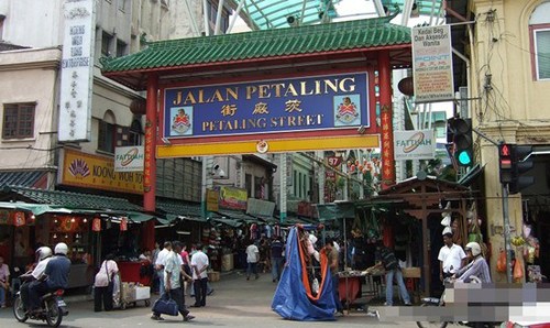 《星报》记者在马来西亚花两天时间跟踪了两名行乞者。记者发现，约30名残疾、毁容的行乞者聚集在吉隆坡茨厂街一家廉价酒店。一名头目数小时后出现，向众人收取现金后离开。