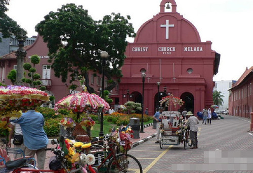 来自郑州的30岁行乞者杜风(音译)说，周末游客较多时，他们每天的收入可高达3000林吉特(约4788元人民币)，“收入的多寡取决于我们的残疾程度，越严重就越能引起游客同情”。他表示：“马来西亚是我们第二个家。我们经常来这里，一待就是一个月。”