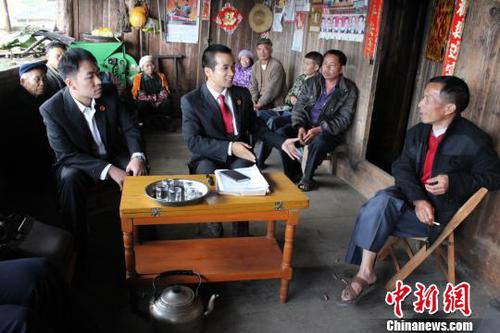 资料图：黄智向当事人释法说理。　贾冬苗 摄