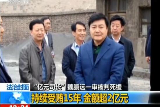 与此同时，办案人员在房间的壁柜和储物间里找到了多个拉杆箱和手提袋，里面装的也全都是现金，其中除了人民币外，还有大量欧元、美元、港币和英镑，无法估量现场到底有多少钱。