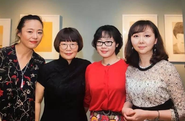 左起：参展艺术家章燕紫，展览总监董慧萍副教授，学术主持傅怡静博士后与参展艺术家邵亦杨