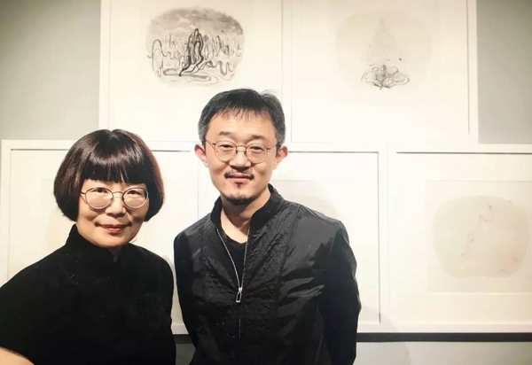 展览总监董慧萍副教授与参展艺术家刘礼宾