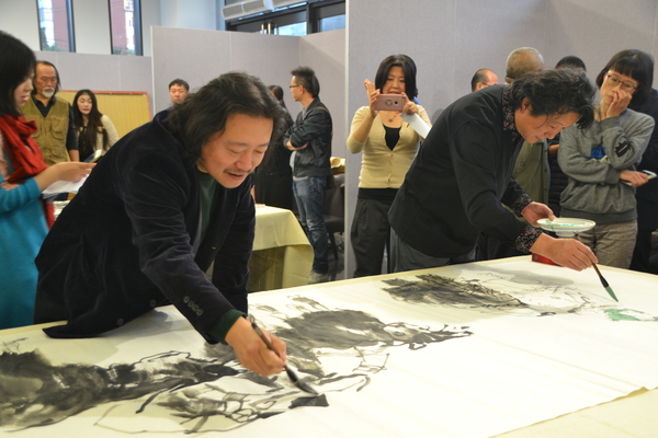 5-2纪连彬、张江舟在作画