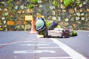 深圳拆弹专家：工作服重80斤 终极目标是失业