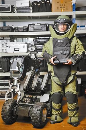 深圳拆弹专家：工作服重80斤 终极目标是失业