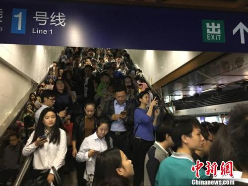21日上午7时许，南京地铁一号线发生故障。恰遇早高峰时期，大面积乘客滞留车站?！≈煜?摄
