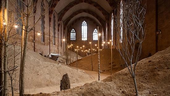 整个空间弥漫着耳语呢喃的音响，使其显得即空旷，又不失丰满