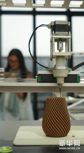 10月19日，3D打印机在打印一件陶瓷作品。