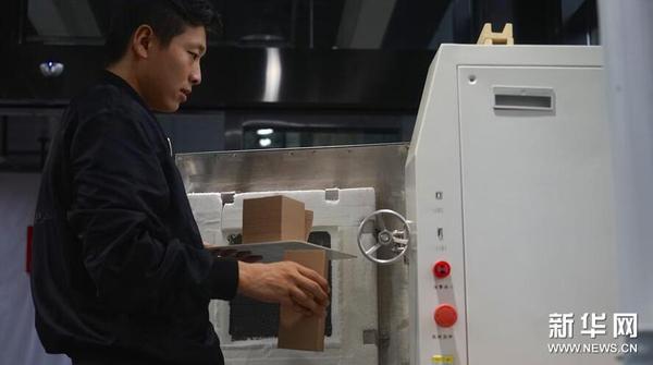 10月19日，工作人员将打印好的部分作品放入窑炉中烧制。