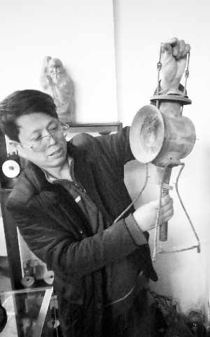 本组图片摄影 石天蛟  王成武和他的灯具藏品。