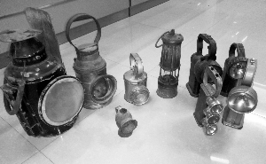 从烛灯演变至电灯的铁路用灯。