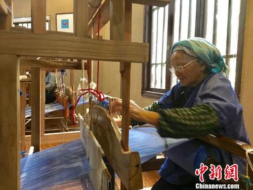 大寨村秧弄锦绣合作社里的布依族老人。　杨云 摄