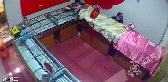 犯罪嫌疑人叶某盗窃现场监控。