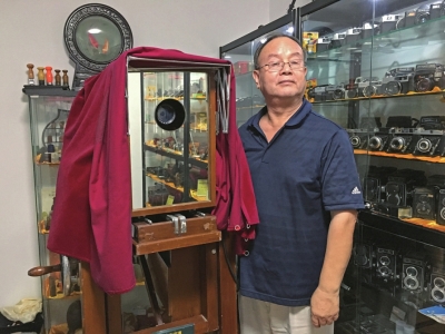 金鹏飞在家中的收藏室里，向我们展示他的古董相机们