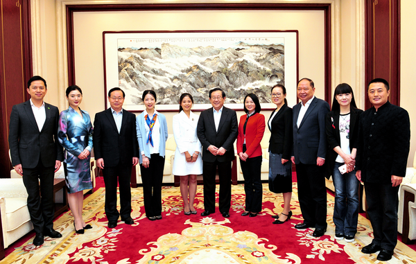 万钢、蒋作君、严以新与宣讲团成员合影（田普晓 摄）