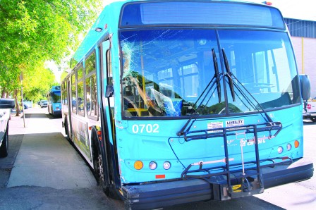 乘客甩出未关车门公交车2