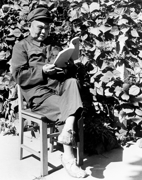 王耀南穿草鞋在看书