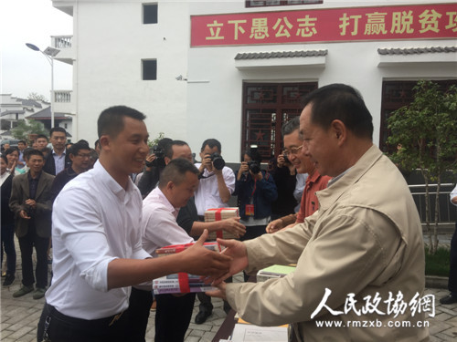 考察团向瑞金市沙坪坝镇洁源村农家书屋赠送图书