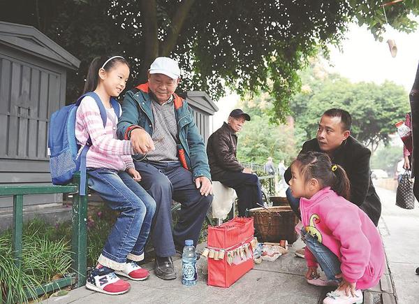 面对前来询问的人群，无论他们是否购买，万富册老人总是不厌其烦地讲解。