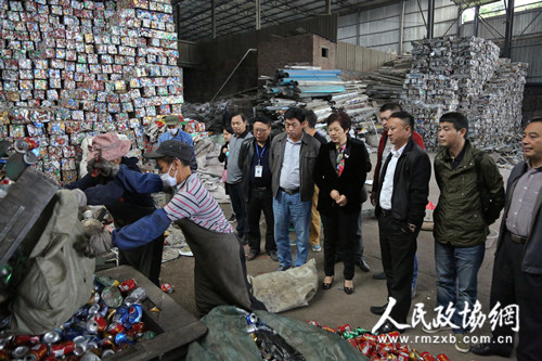 达州市政协就生活垃圾、废弃物等回收再利用开展调研