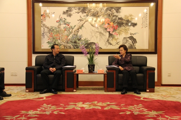 闫小培同酉阳县有关领导同志座谈