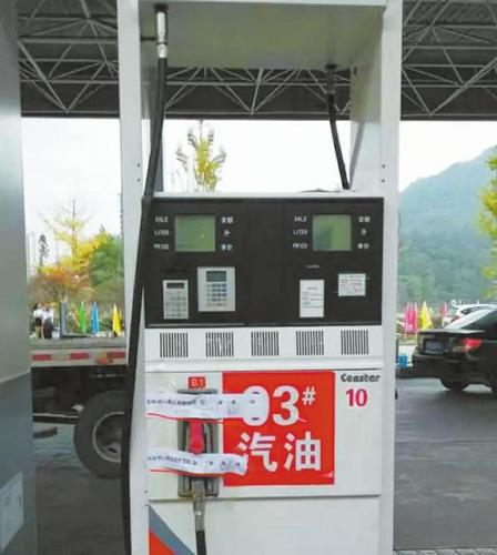 四川一加油站的汽油里掺水 致30辆汽车熄火(图)