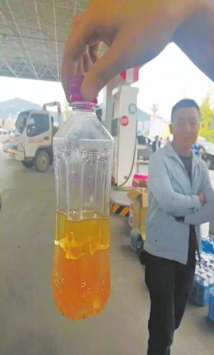 四川一加油站的汽油里掺水 致30辆汽车熄火(图)