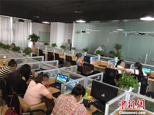 警方现场查获犯罪嫌疑人卢某贩卖公民个人信息的咨询公司?！⌒焓?摄