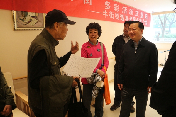 在牛街民族养老驿站与老人亲切交流