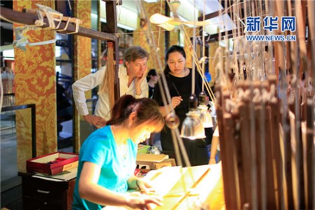 Thomas Widdershoven观看云锦制造过程。