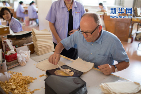 Kim Buck体验金箔制作工艺。