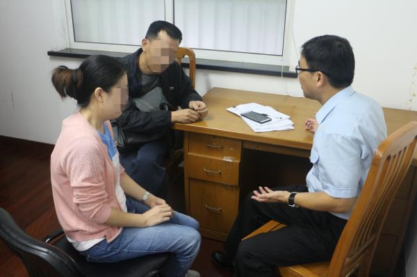 不满判决将女儿扔法院