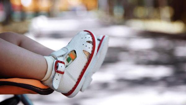 不满判决将女儿扔法院2