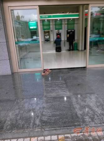 农民工脱鞋跪地取款