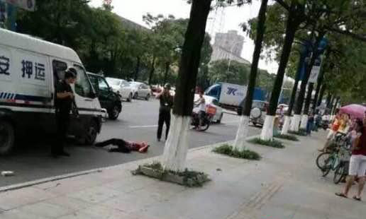 男子追砸运钞车被击毙