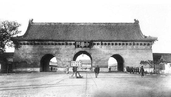 1959年，扩建天安门广场，中华门被拆除