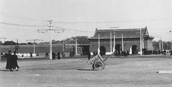 1950年的长安左门，称“龙门”