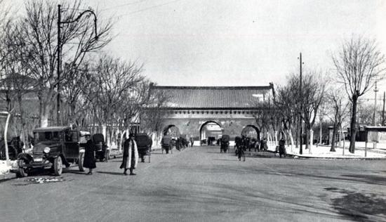 长安右门，称 “虎门”