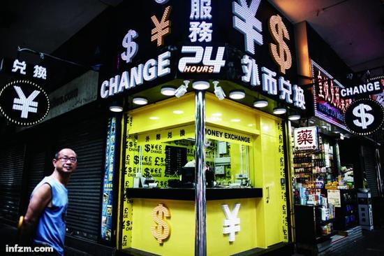 自2016年9月30日以来不到一个月，人民币兑美元即期汇率已经跌去超过1000个基点，贬值幅度超过1.5%。图为香港外币兑换亭。(视觉中国/图)